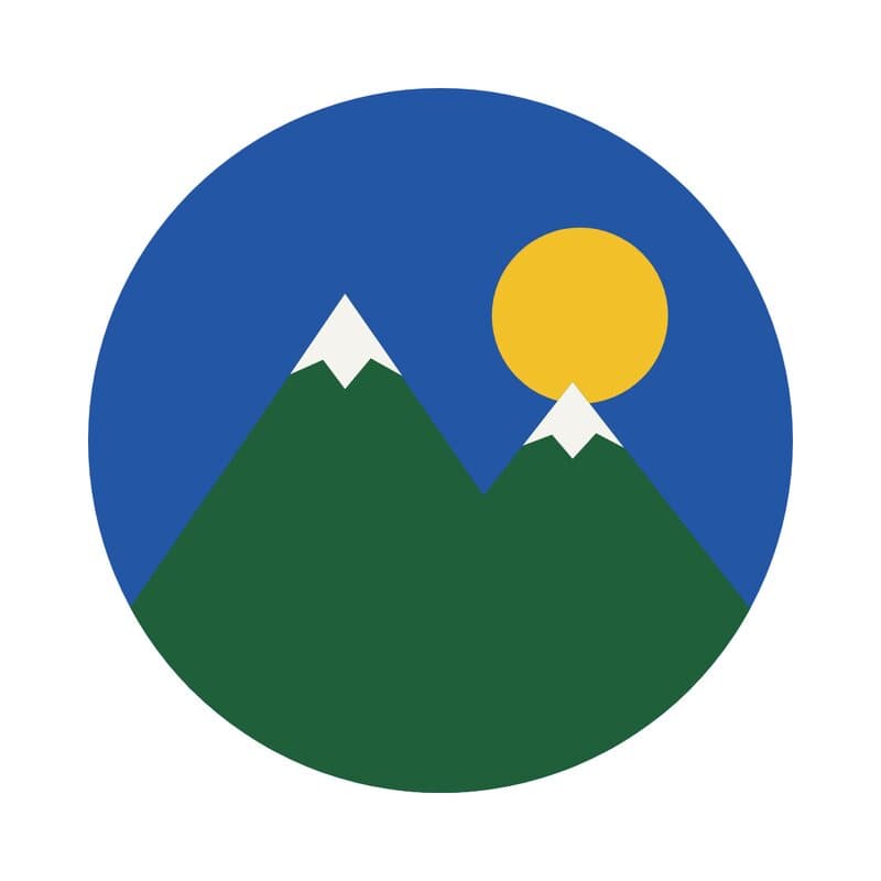 Una insignia plana de montañas y un sol, antes del bordado